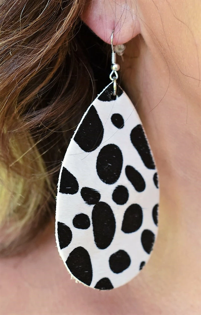 YFW - 73964 - 71422 Convince Me Earrings - White/Black Accessories 2 YFW - 73964 - 71422 Convince Me Earrings - White/Black Accessories